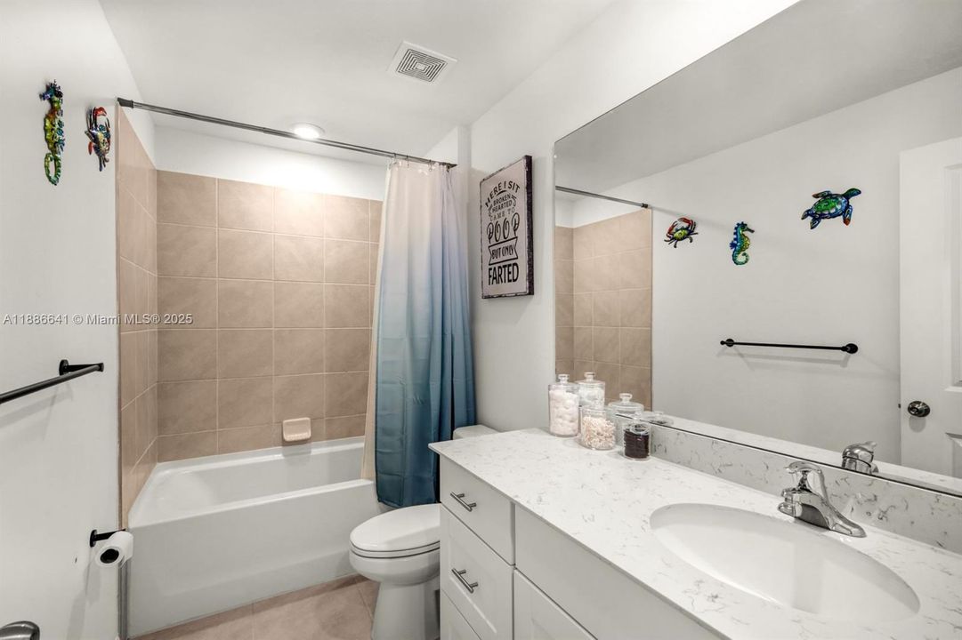 En Venta: $285,000 (4 camas, 2 baños, 1885 Pies cuadrados)