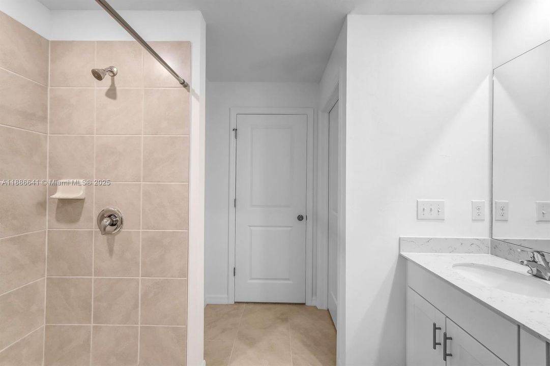 En Venta: $285,000 (4 camas, 2 baños, 1885 Pies cuadrados)