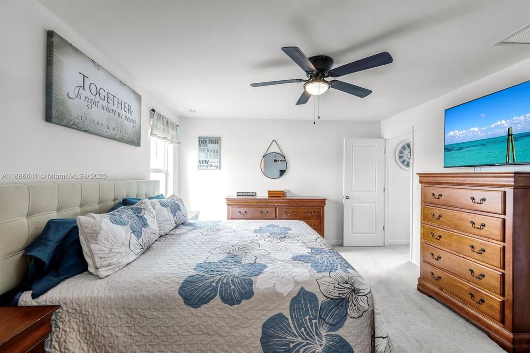 En Venta: $285,000 (4 camas, 2 baños, 1885 Pies cuadrados)