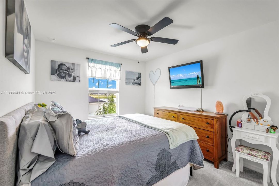 En Venta: $285,000 (4 camas, 2 baños, 1885 Pies cuadrados)