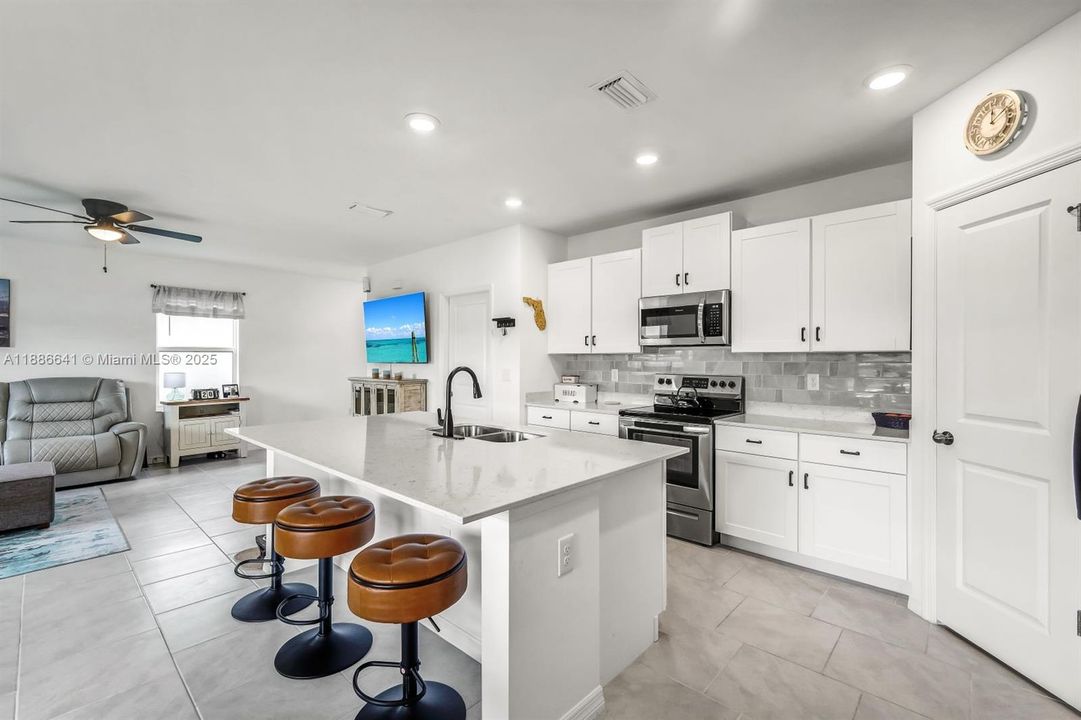 En Venta: $285,000 (4 camas, 2 baños, 1885 Pies cuadrados)