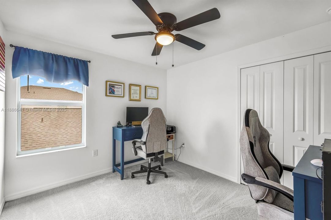 En Venta: $285,000 (4 camas, 2 baños, 1885 Pies cuadrados)