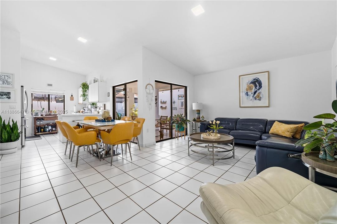 Под контрактом: $449,500 (2 спален, 2 ванн, 1136 Квадратных фут)