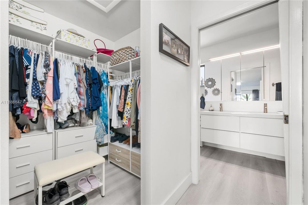 Под контрактом: $449,500 (2 спален, 2 ванн, 1136 Квадратных фут)