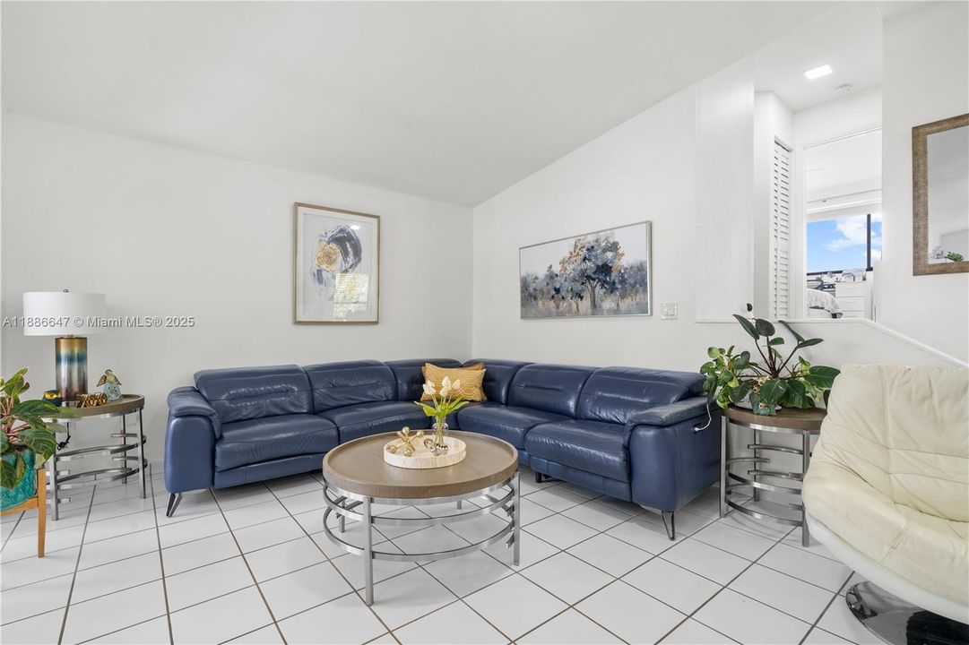 Под контрактом: $449,500 (2 спален, 2 ванн, 1136 Квадратных фут)