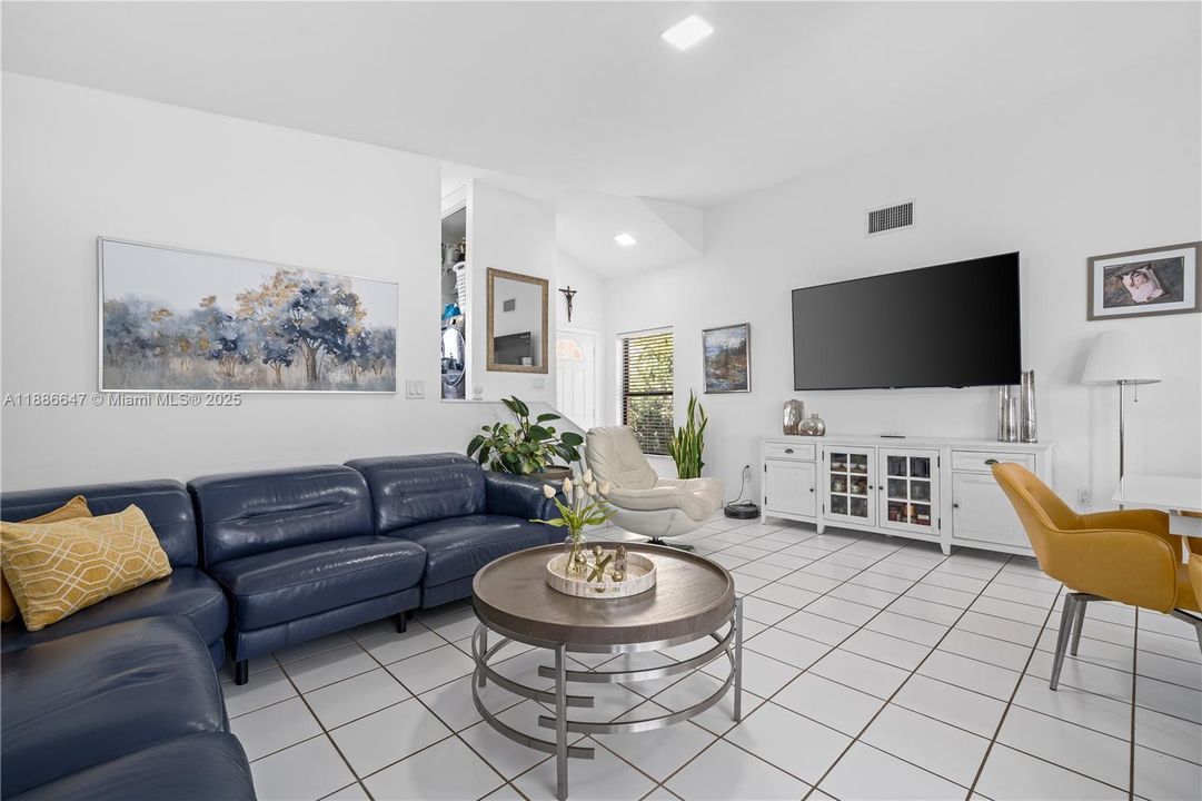 Под контрактом: $449,500 (2 спален, 2 ванн, 1136 Квадратных фут)