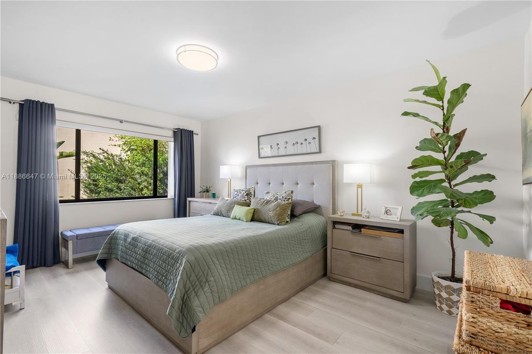 Под контрактом: $449,500 (2 спален, 2 ванн, 1136 Квадратных фут)