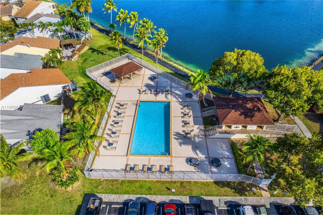 Под контрактом: $449,500 (2 спален, 2 ванн, 1136 Квадратных фут)