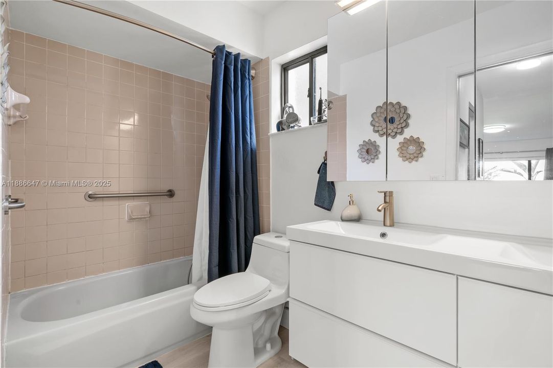 Под контрактом: $449,500 (2 спален, 2 ванн, 1136 Квадратных фут)