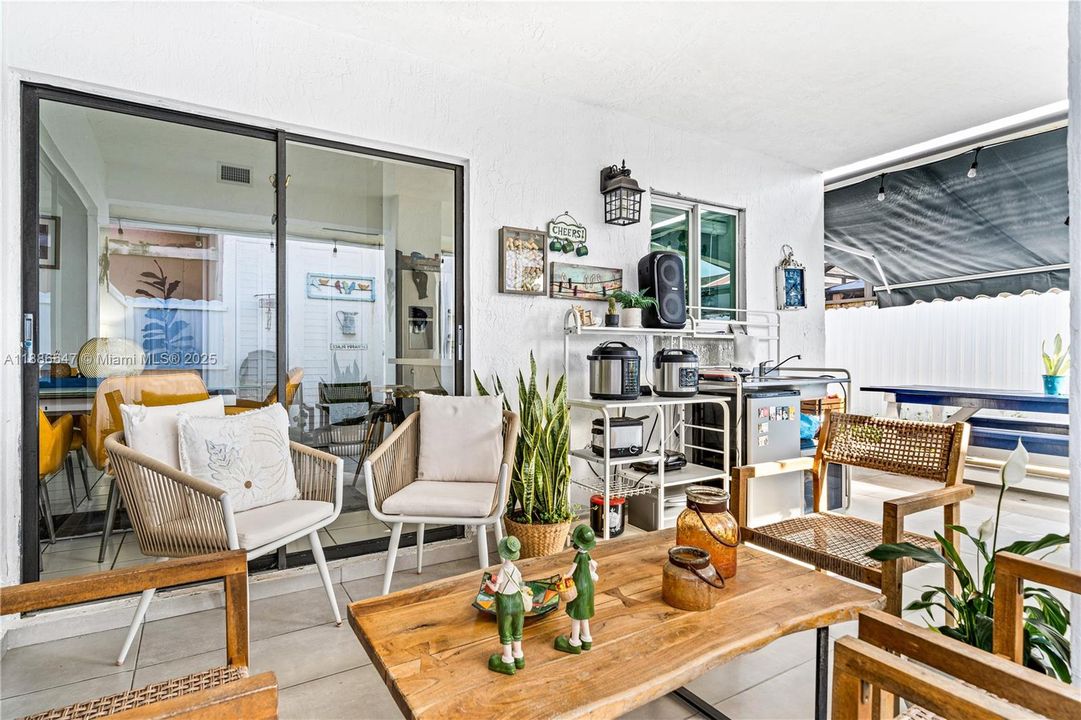 Под контрактом: $449,500 (2 спален, 2 ванн, 1136 Квадратных фут)