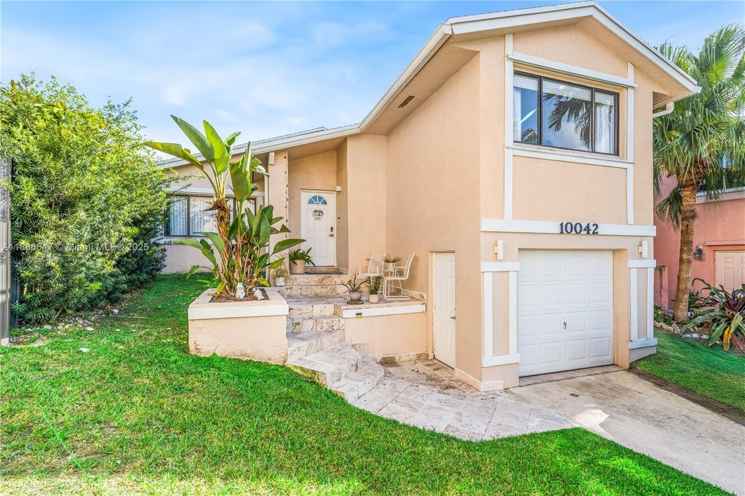 Под контрактом: $449,500 (2 спален, 2 ванн, 1136 Квадратных фут)