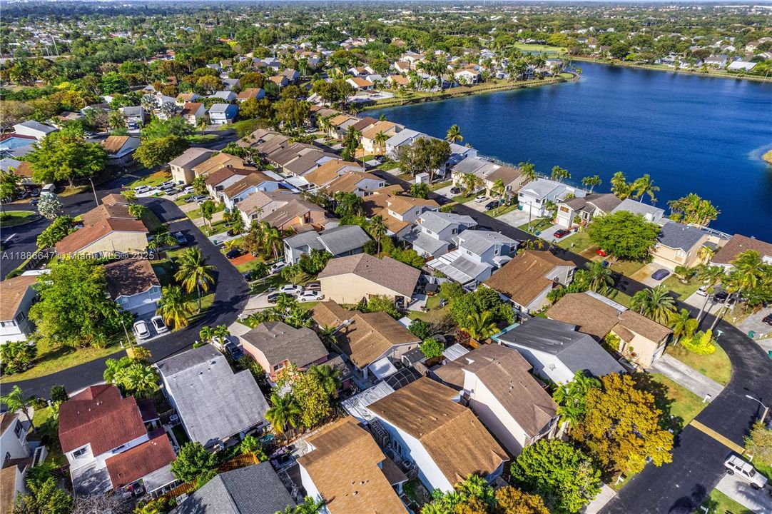 Под контрактом: $449,500 (2 спален, 2 ванн, 1136 Квадратных фут)