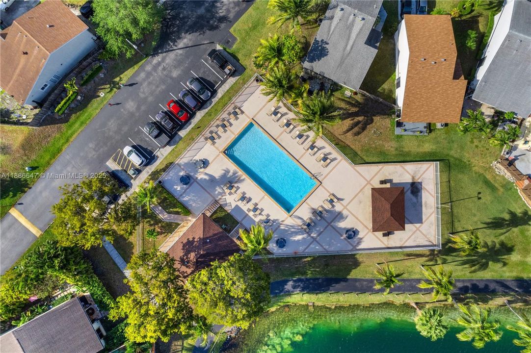 Под контрактом: $449,500 (2 спален, 2 ванн, 1136 Квадратных фут)