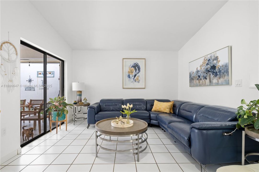 Под контрактом: $449,500 (2 спален, 2 ванн, 1136 Квадратных фут)