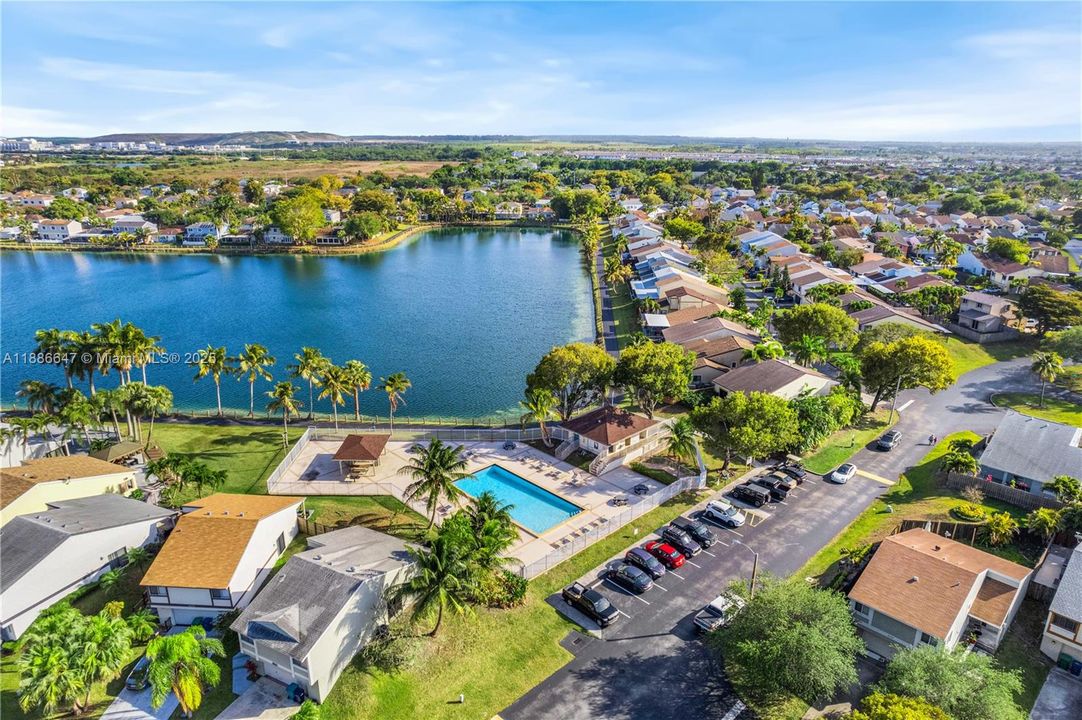 Под контрактом: $449,500 (2 спален, 2 ванн, 1136 Квадратных фут)