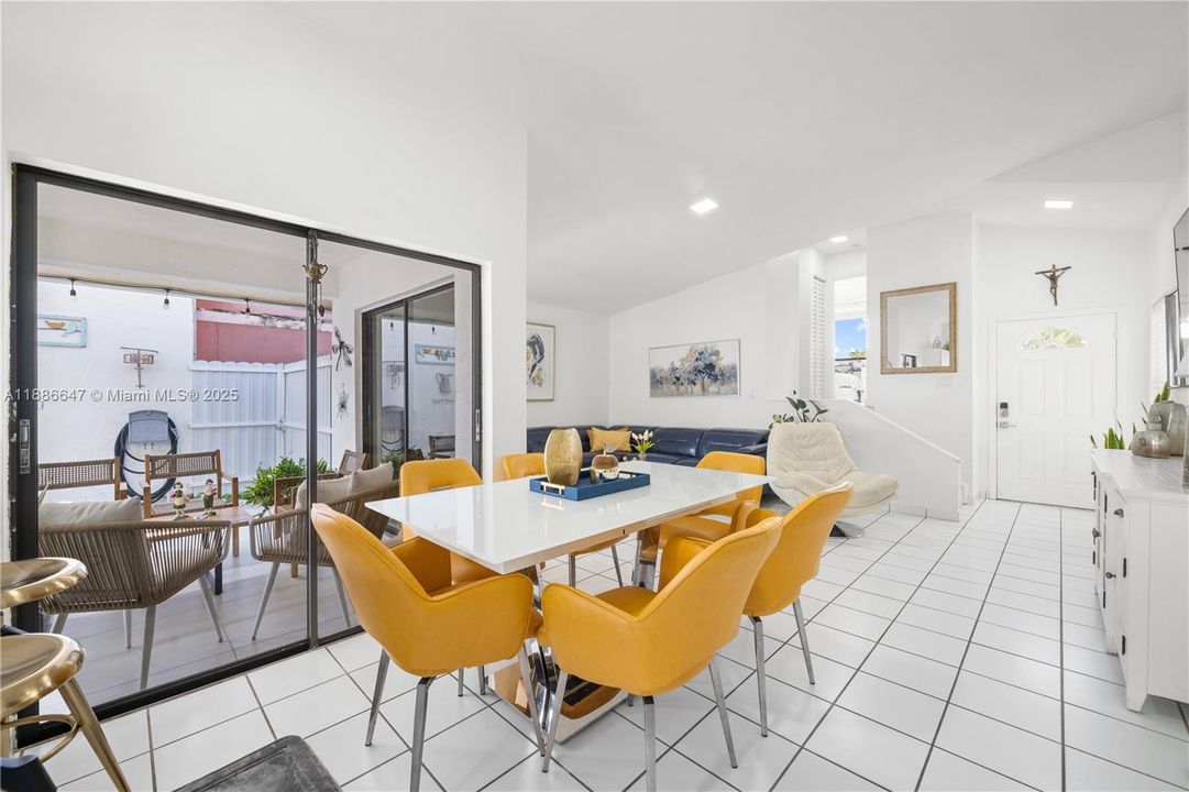 Под контрактом: $449,500 (2 спален, 2 ванн, 1136 Квадратных фут)