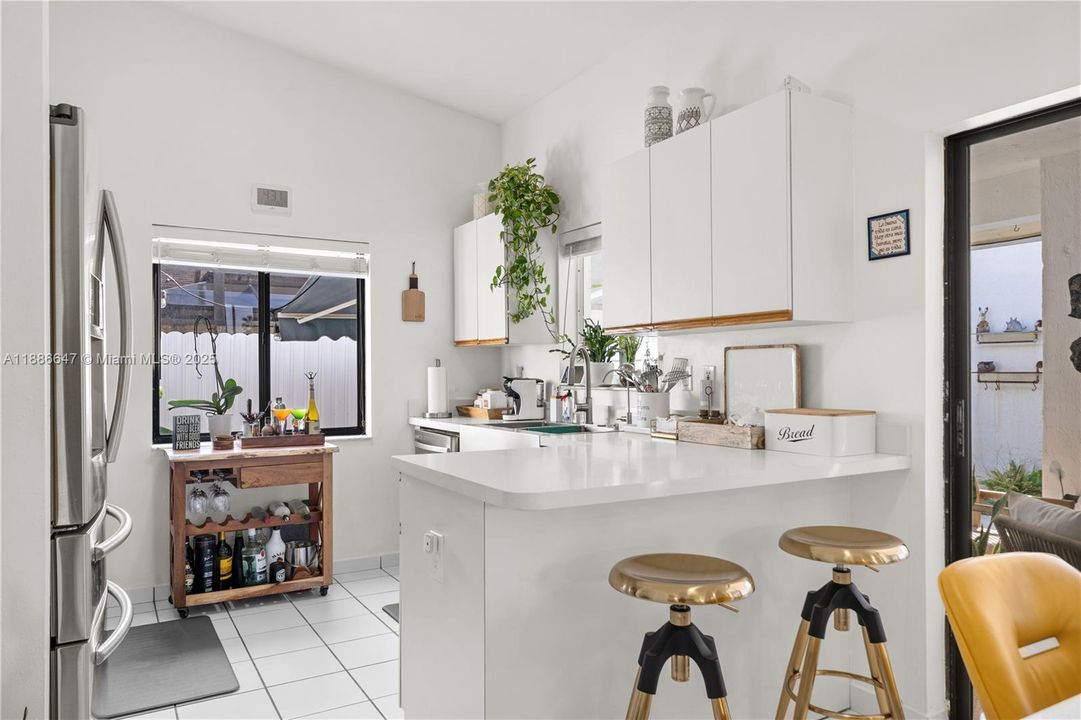 Под контрактом: $449,500 (2 спален, 2 ванн, 1136 Квадратных фут)