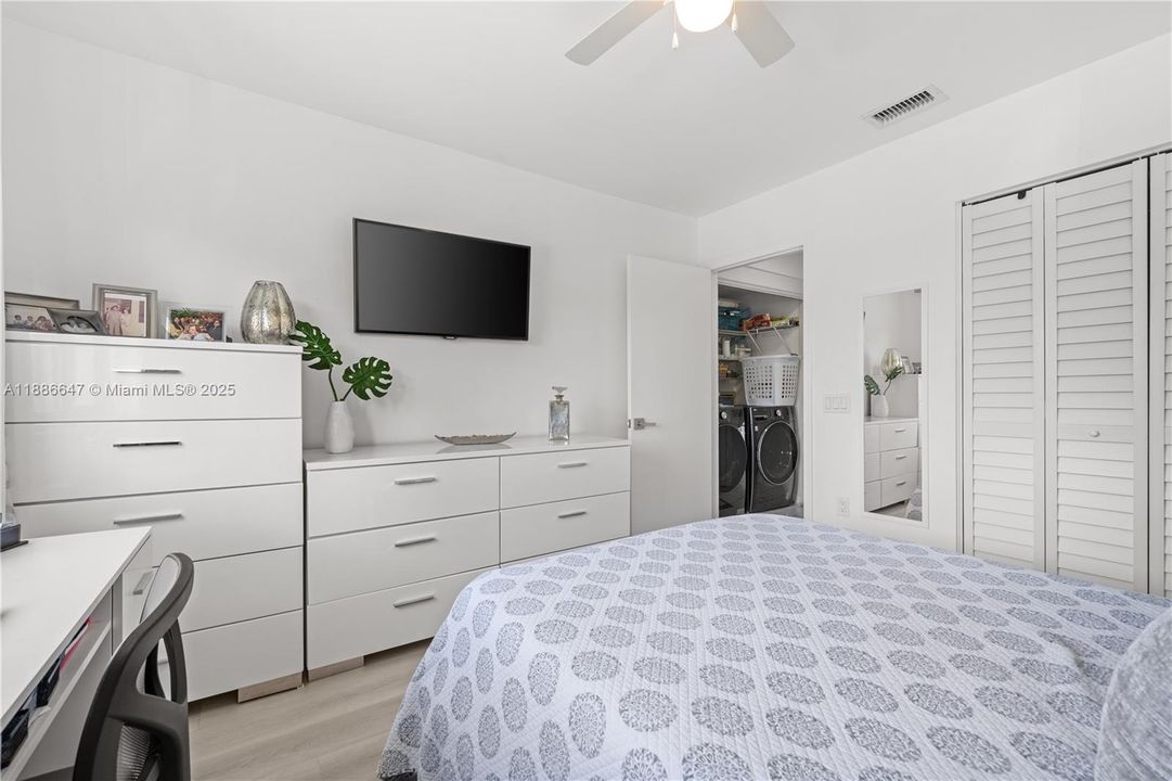 Под контрактом: $449,500 (2 спален, 2 ванн, 1136 Квадратных фут)