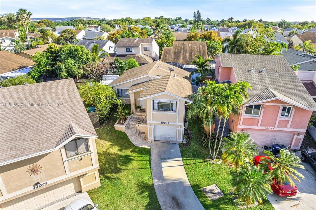 Под контрактом: $449,500 (2 спален, 2 ванн, 1136 Квадратных фут)