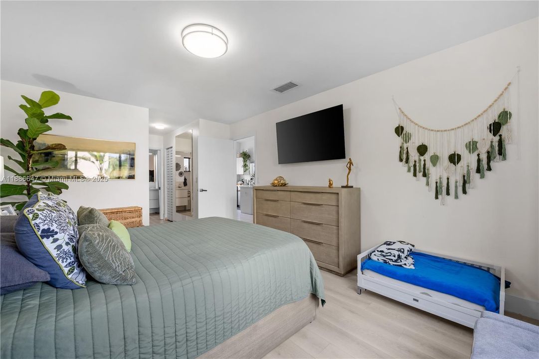 Под контрактом: $449,500 (2 спален, 2 ванн, 1136 Квадратных фут)