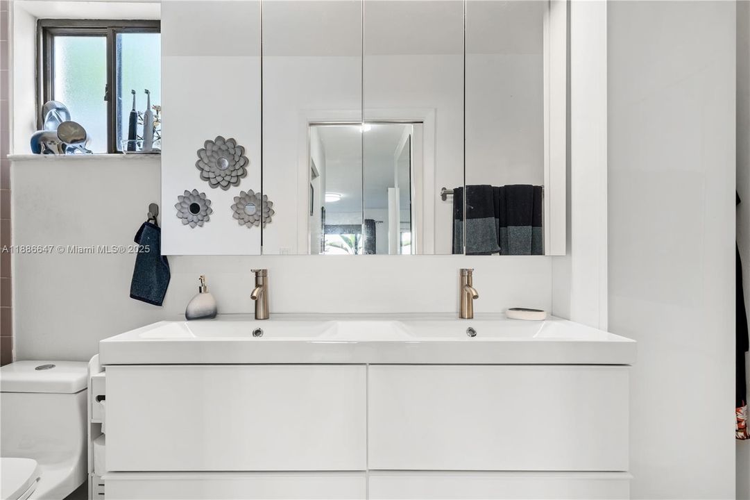 Под контрактом: $449,500 (2 спален, 2 ванн, 1136 Квадратных фут)