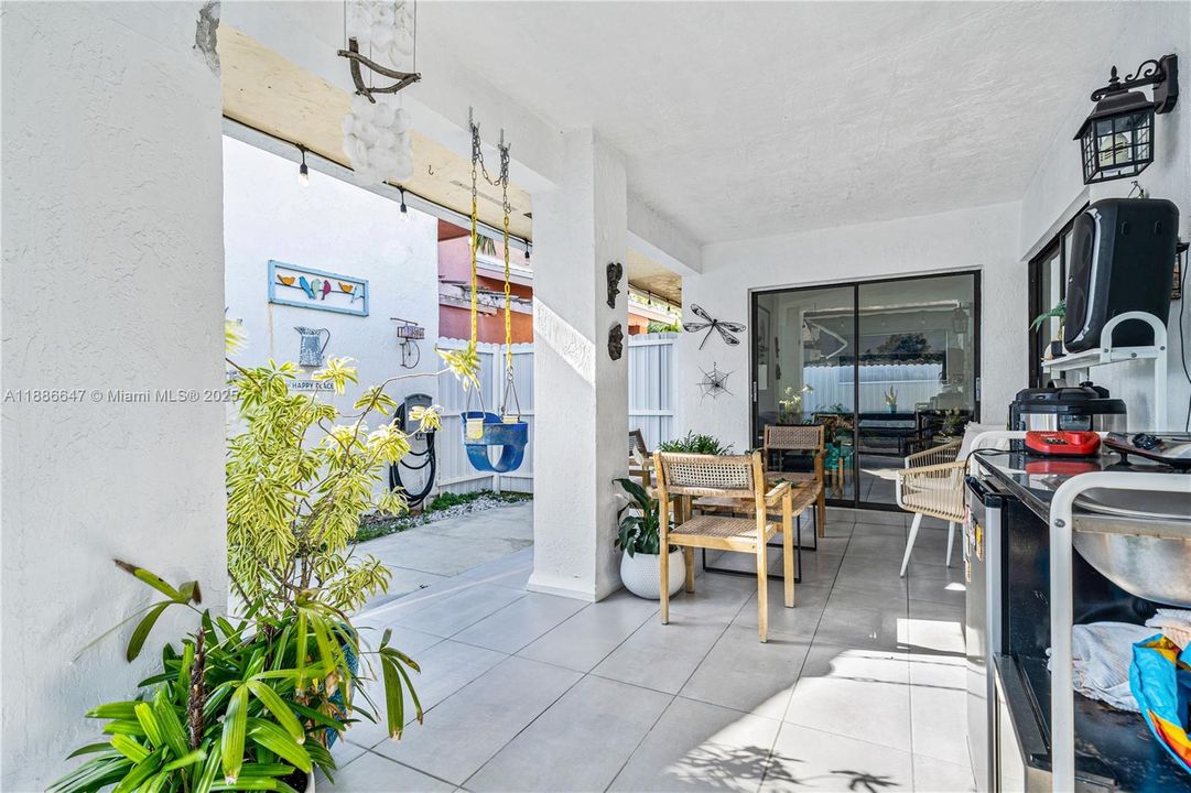 Под контрактом: $449,500 (2 спален, 2 ванн, 1136 Квадратных фут)