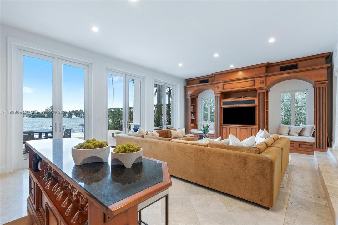 出租: $45,000 (5 贝兹, 5 浴室, 5124 平方英尺)