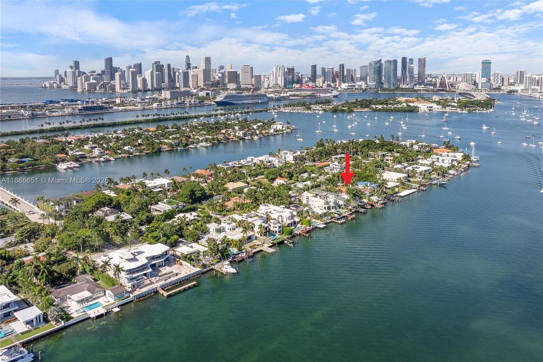 出租: $45,000 (5 贝兹, 5 浴室, 5124 平方英尺)