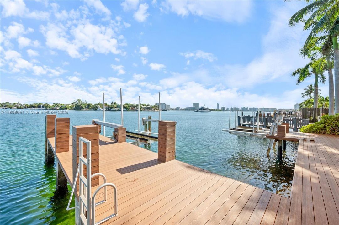 出租: $45,000 (5 贝兹, 5 浴室, 5124 平方英尺)