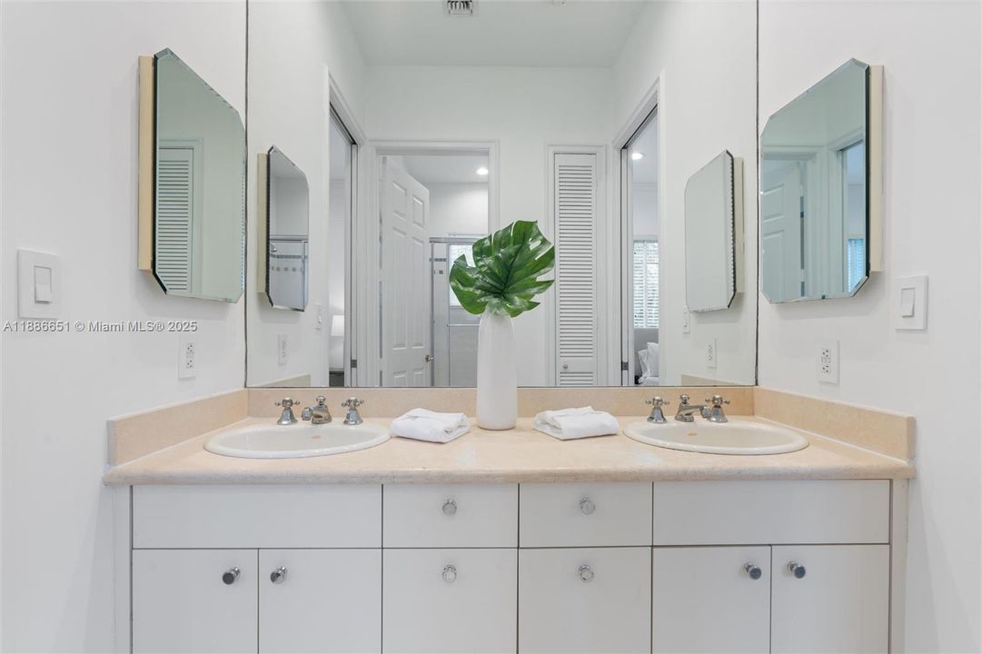 出租: $45,000 (5 贝兹, 5 浴室, 5124 平方英尺)