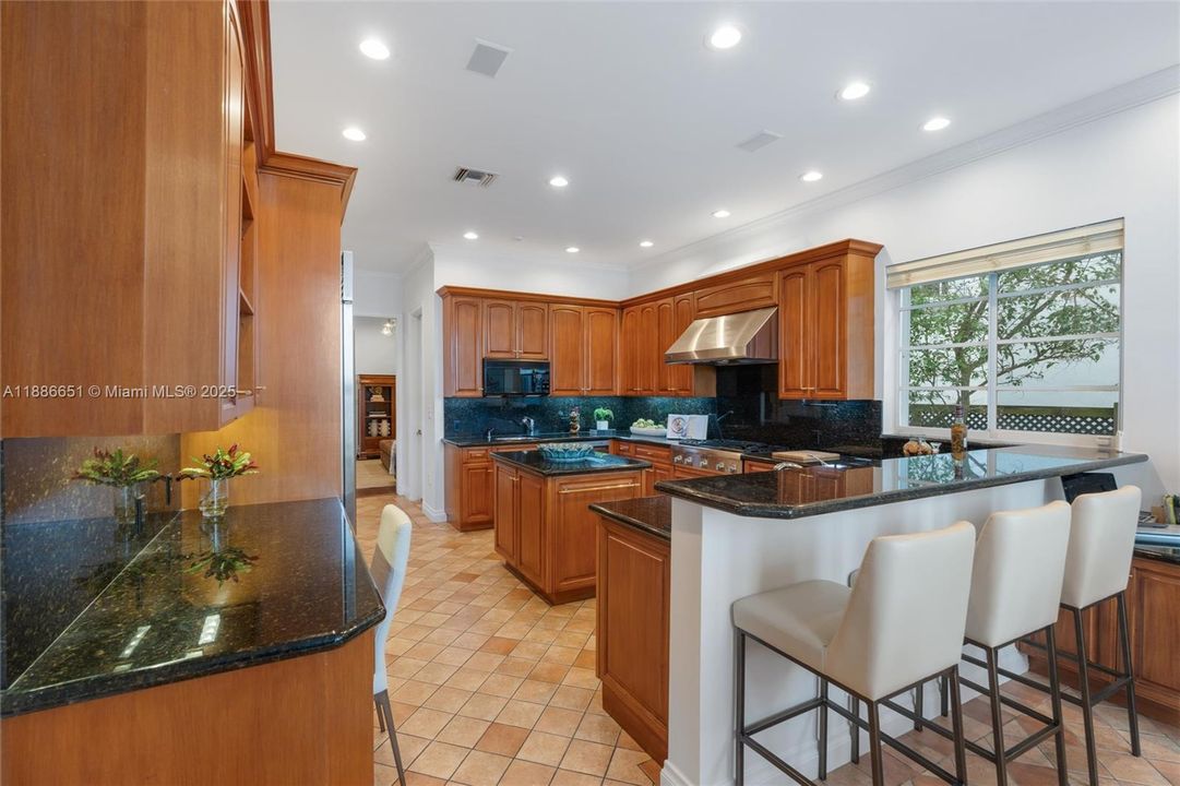 出租: $45,000 (5 贝兹, 5 浴室, 5124 平方英尺)