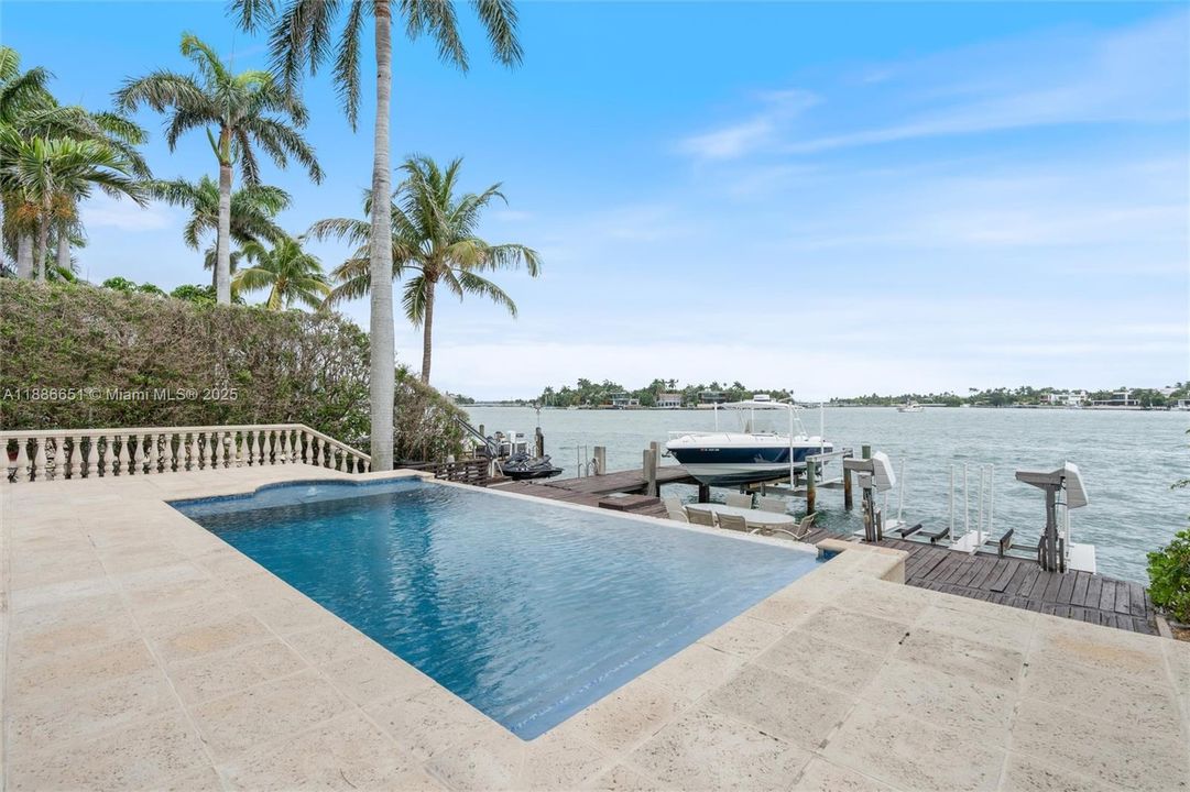 出租: $45,000 (5 贝兹, 5 浴室, 5124 平方英尺)