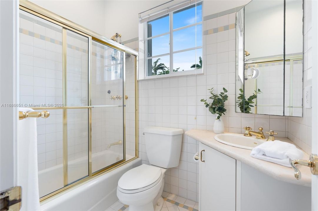 出租: $45,000 (5 贝兹, 5 浴室, 5124 平方英尺)