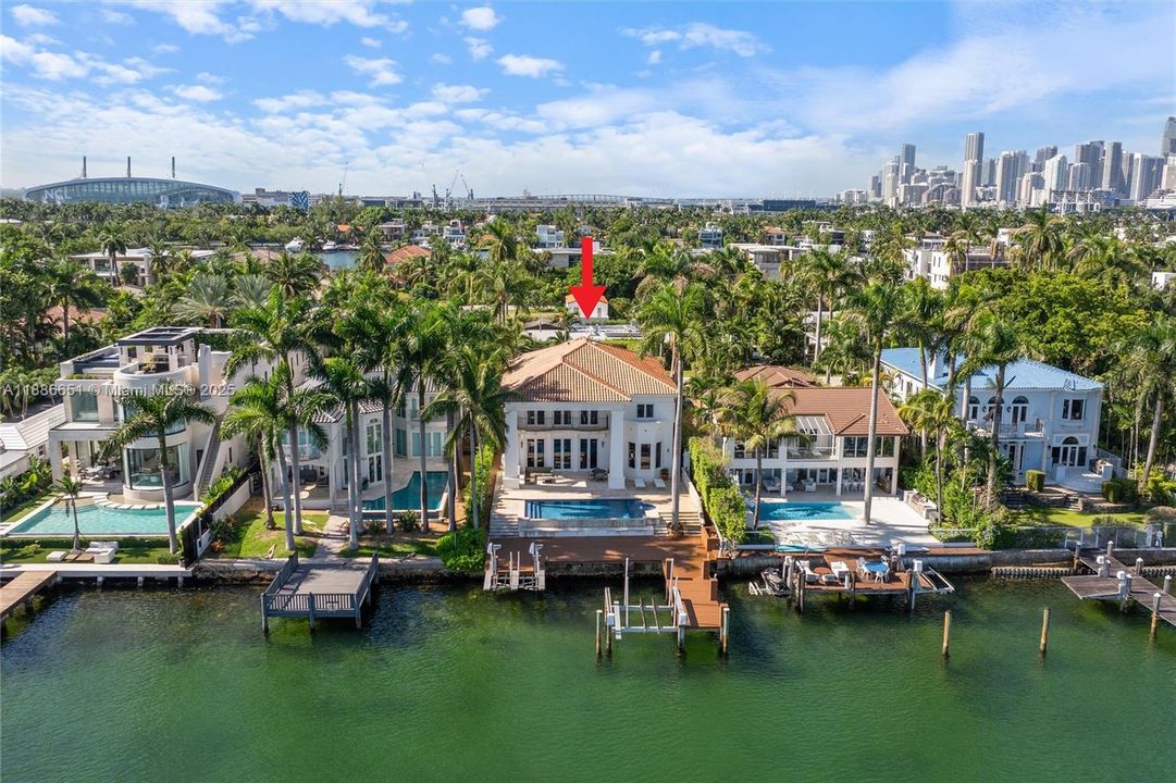 出租: $45,000 (5 贝兹, 5 浴室, 5124 平方英尺)