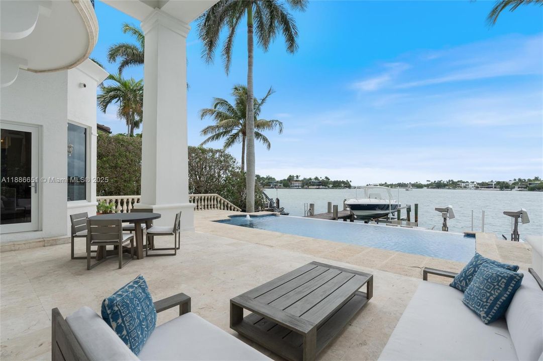 出租: $45,000 (5 贝兹, 5 浴室, 5124 平方英尺)