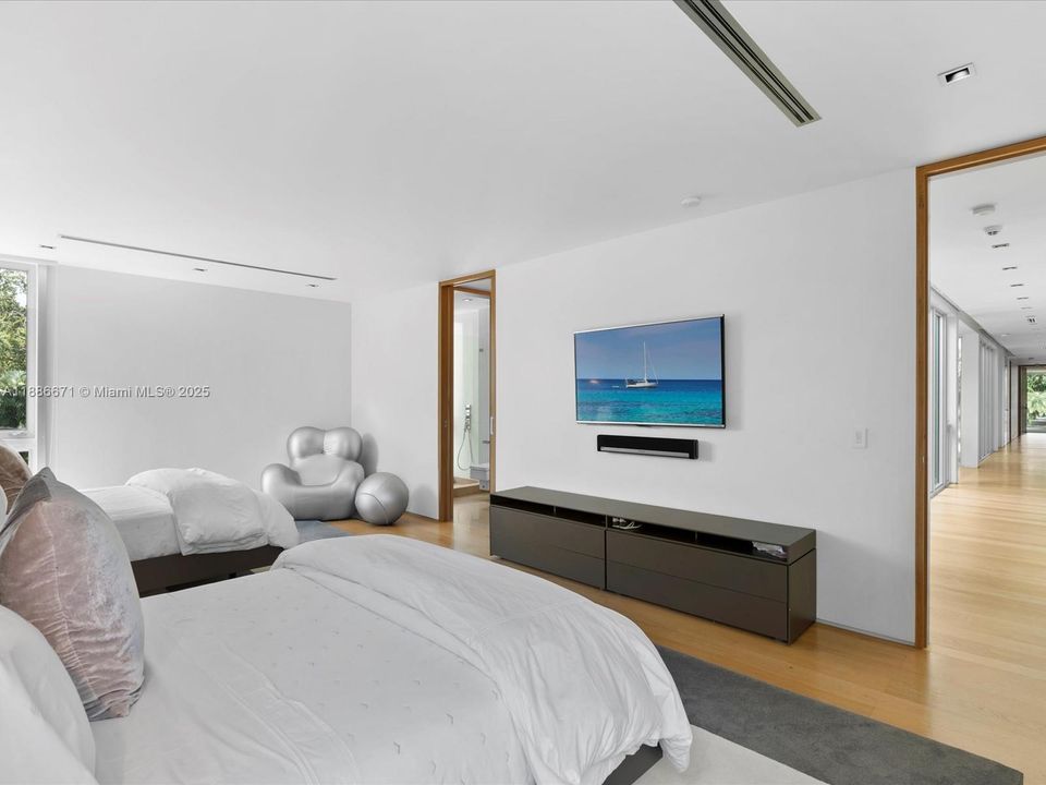 Recently Sold: $12,495,000 (4 beds, 4 baths, 6823 Square Feet)