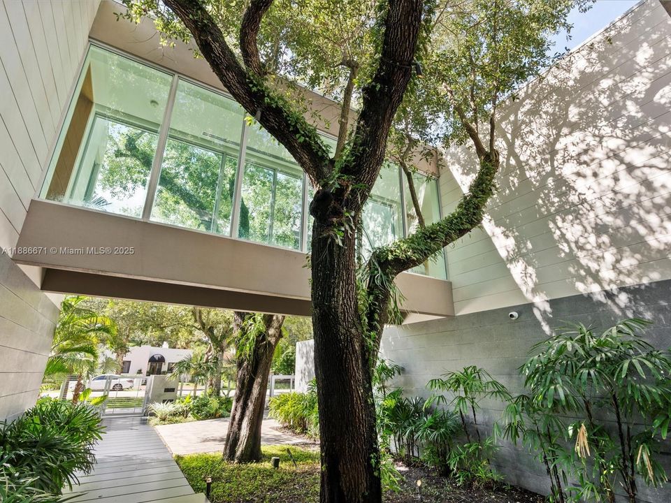 Recently Sold: $12,495,000 (4 beds, 4 baths, 6823 Square Feet)