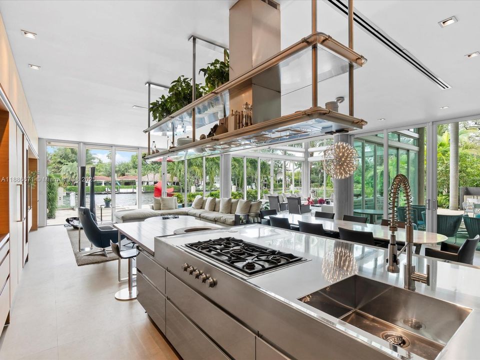 Recently Sold: $12,495,000 (4 beds, 4 baths, 6823 Square Feet)