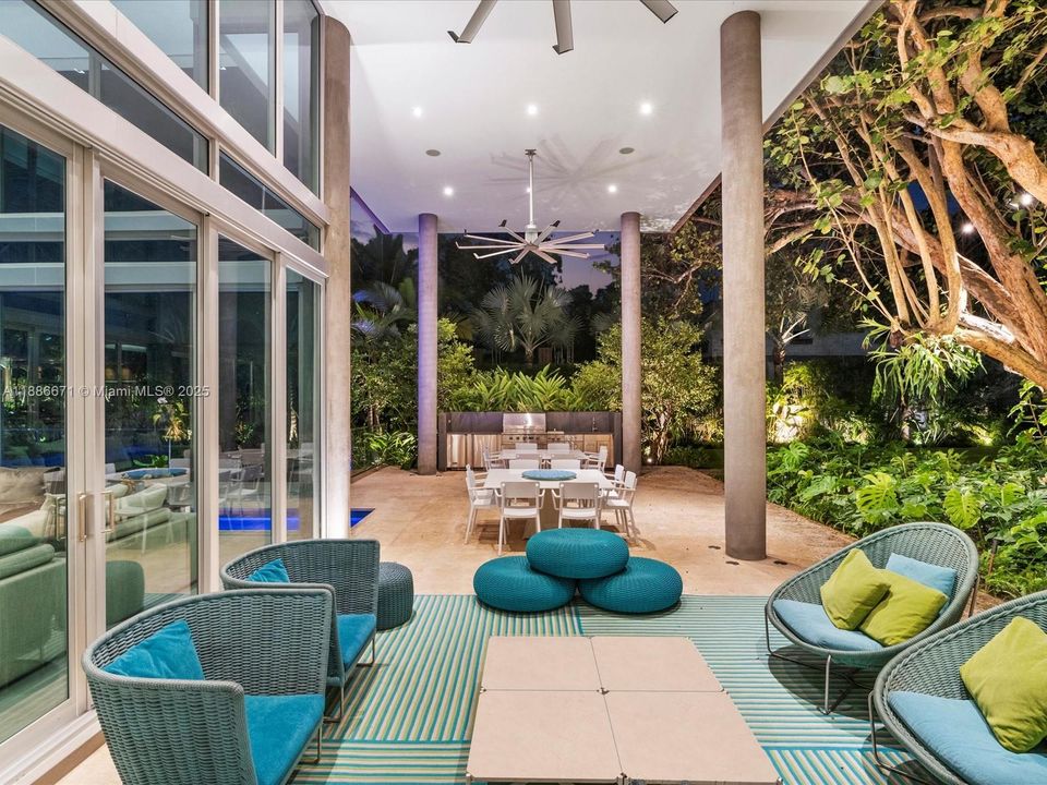 Recently Sold: $12,495,000 (4 beds, 4 baths, 6823 Square Feet)