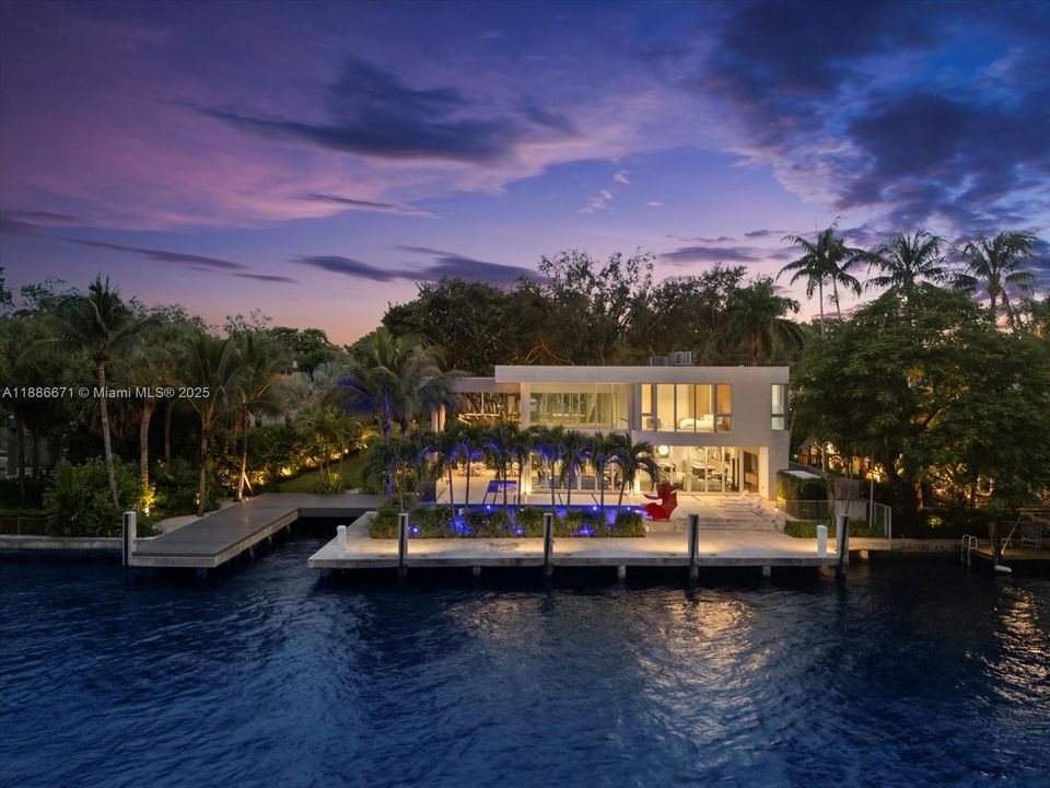 Recently Sold: $12,495,000 (4 beds, 4 baths, 6823 Square Feet)