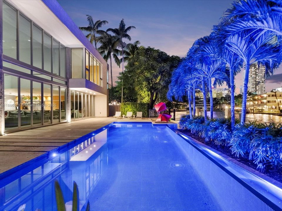 Recently Sold: $12,495,000 (4 beds, 4 baths, 6823 Square Feet)