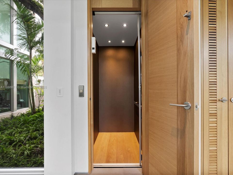 Recently Sold: $12,495,000 (4 beds, 4 baths, 6823 Square Feet)