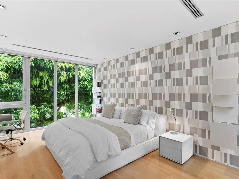 Recently Sold: $12,495,000 (4 beds, 4 baths, 6823 Square Feet)