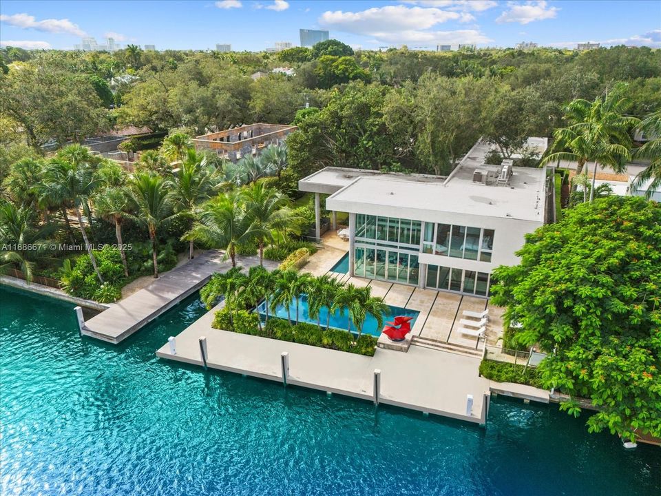 Recently Sold: $12,495,000 (4 beds, 4 baths, 6823 Square Feet)