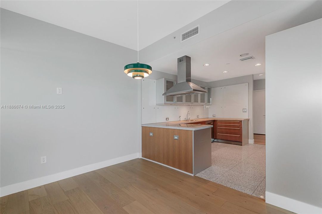 Под контрактом: $9,250 (2 спален, 2 ванн, 1755 Квадратных фут)