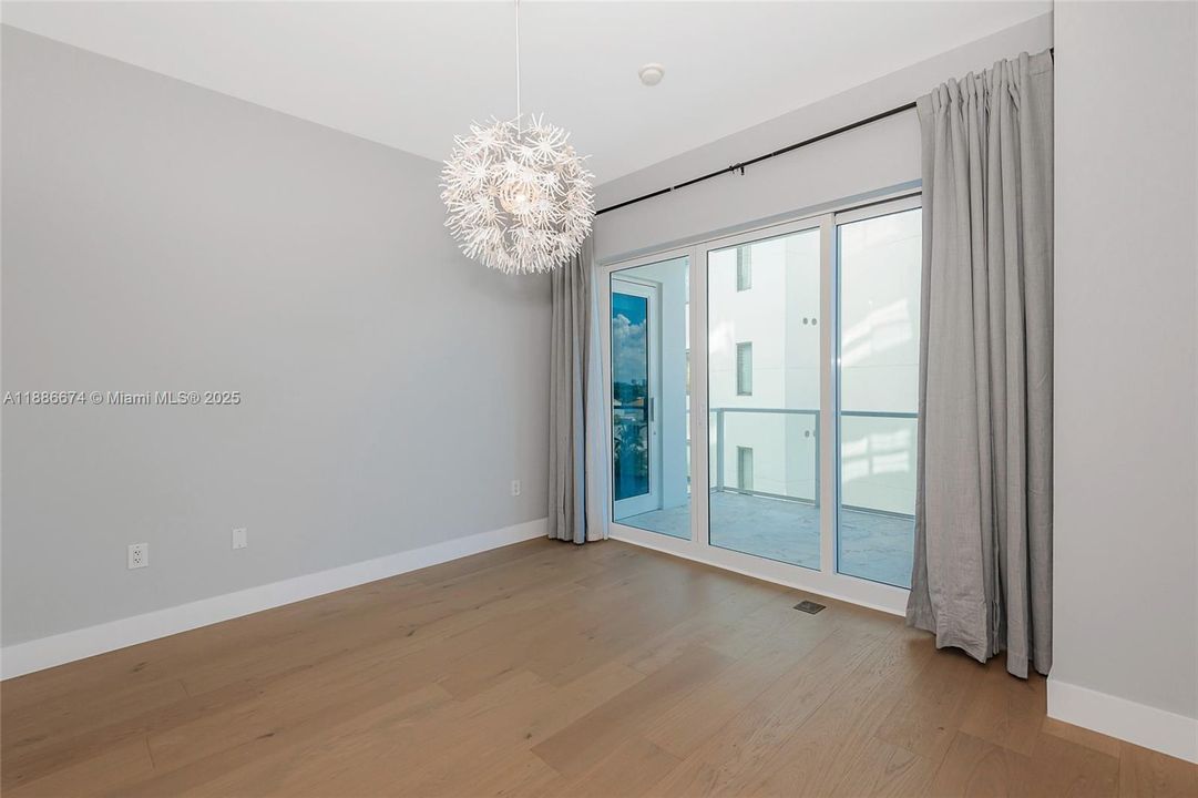 Под контрактом: $9,250 (2 спален, 2 ванн, 1755 Квадратных фут)