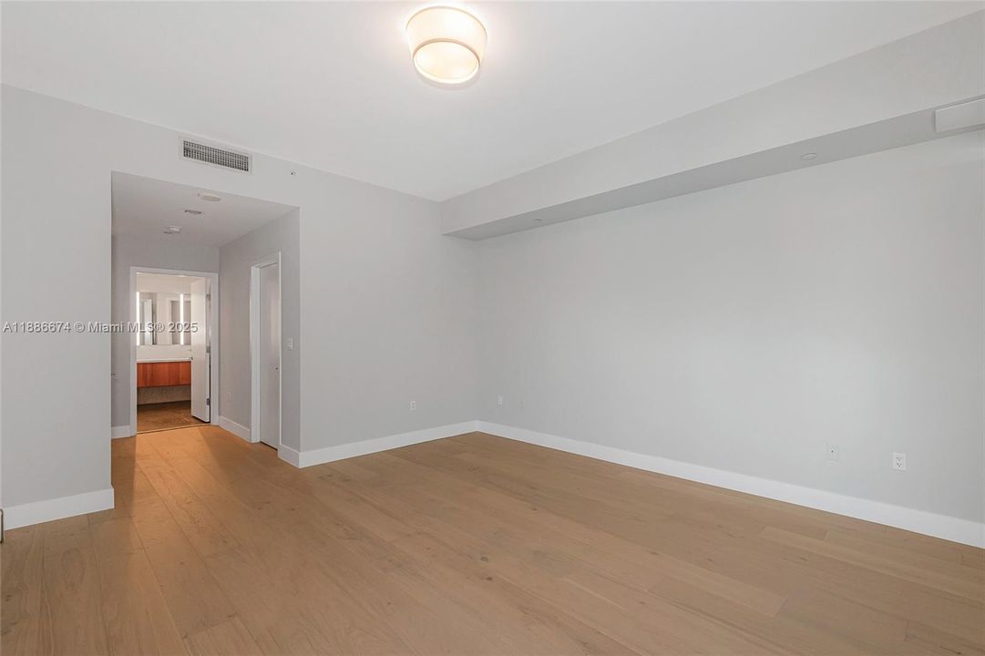 Под контрактом: $9,250 (2 спален, 2 ванн, 1755 Квадратных фут)