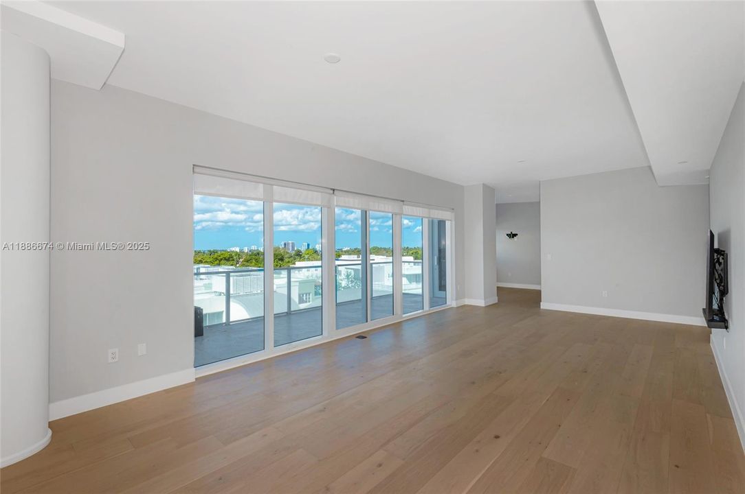 Под контрактом: $9,250 (2 спален, 2 ванн, 1755 Квадратных фут)