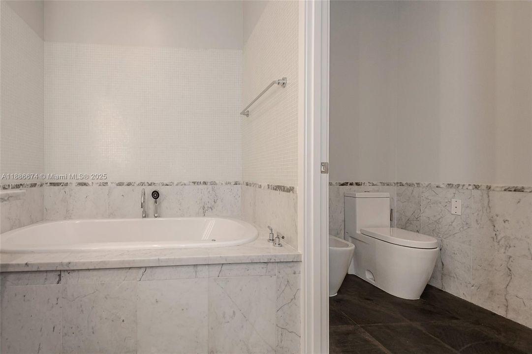 Под контрактом: $9,250 (2 спален, 2 ванн, 1755 Квадратных фут)