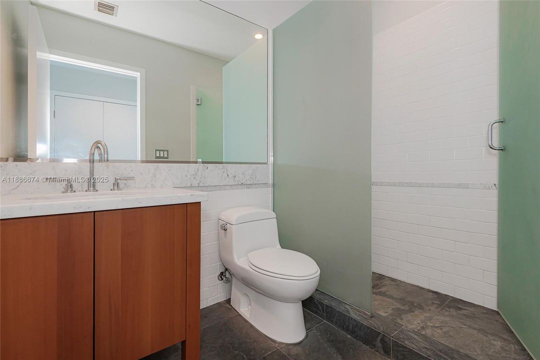 Под контрактом: $9,250 (2 спален, 2 ванн, 1755 Квадратных фут)